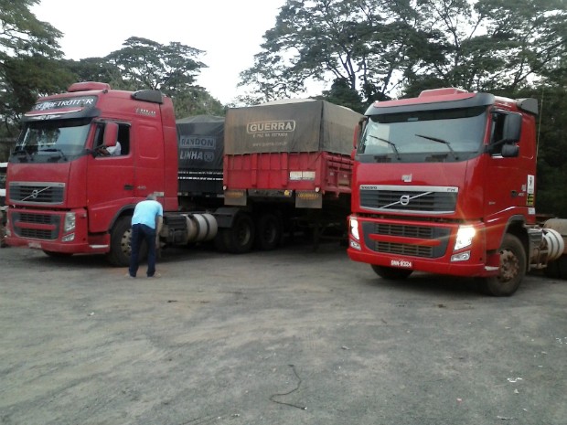 Dois caminhões roubados em Goiás foram encontrados em um desmanche em Paranavaí (Foto: Valdomiro Pereira/ RPC TV Noroeste)