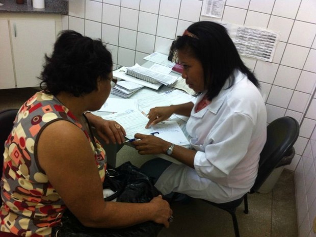 Médica cubana durante atendimento a paciente na Serra. (Foto: Leandro Nossa/G1 ES)