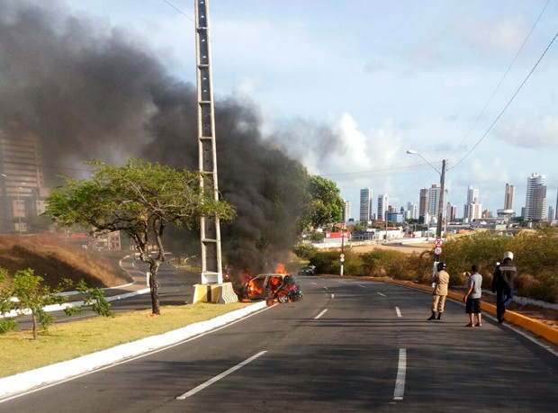 Bombeiros acreditam que motorista perdeu controle do veículo e bateu em mureta que protege poste (Foto: Marco Miralha/G1)