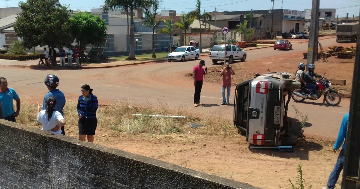 G1 Carro tomba após ser atingido por caminhão em Pimenta Bueno RO