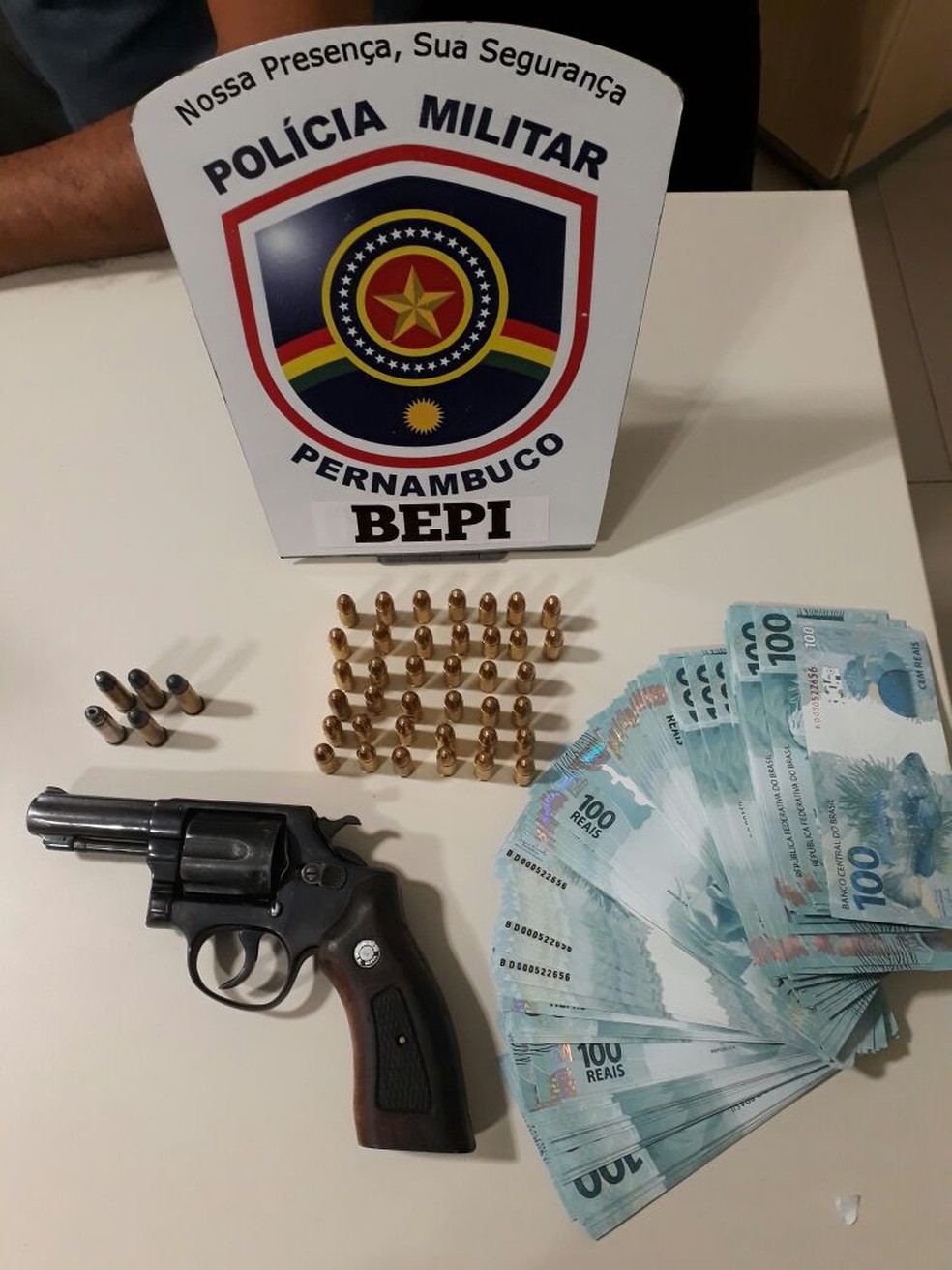 Arma e dinheiro foram apreendidos com o suspeito (Foto: Divulgação/Polícia Militar)