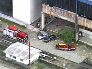 Bombeiros foram acionados para combater (Foto: Reprodução/TV Globo)