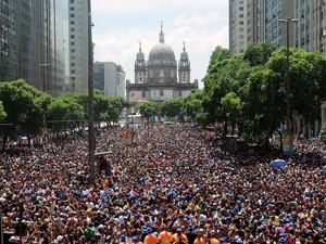 Avenida Presidente Vargas, no Centro, é tomada por foliões que curtem o Bloco da Preta. (Foto: Alexandre Durão/G1)