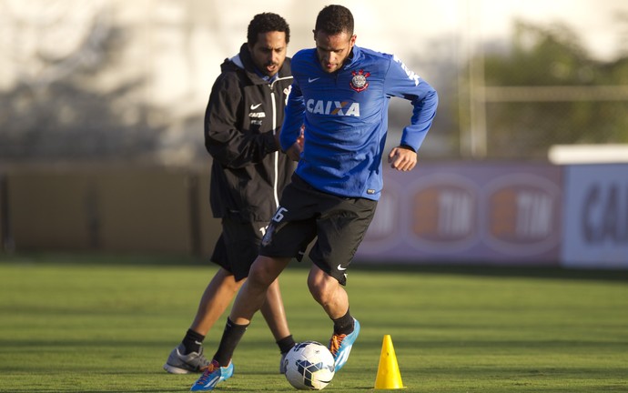 Renato Augusto volta a treinar, mas ainda é dúvida para pegar o Flamengo.