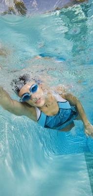 Mulher nadando genômica eutleta (Foto: Getty Images)