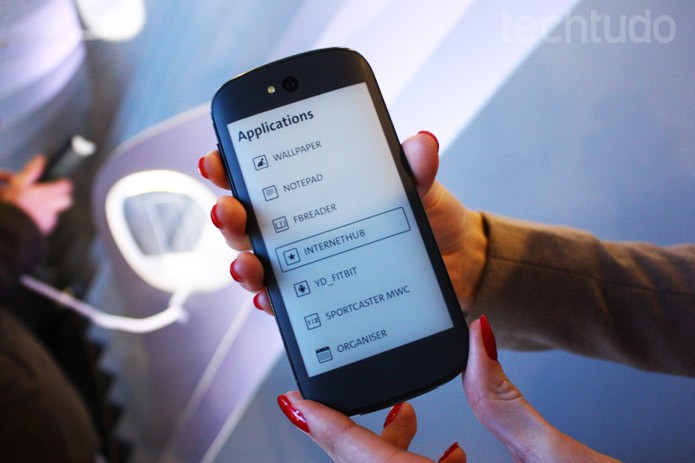 Tela traseira E-ink da nova geração do YotaPhone (Foto: Allan Mello/TechTudo) Tela traseira E-ink da nova geração do YotaPhone (Foto: Allan Mello/TechTudo)