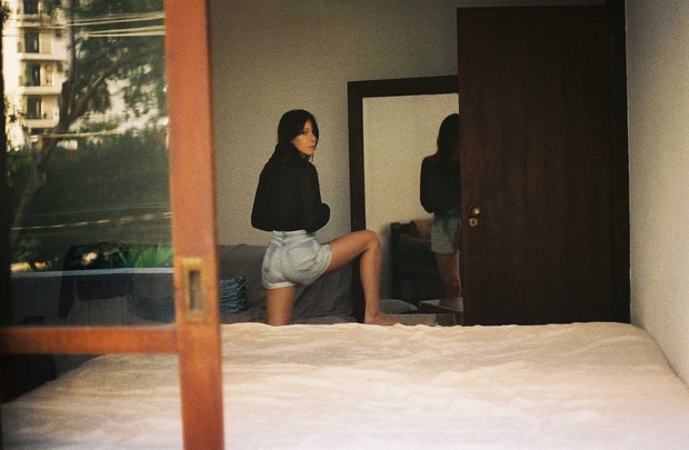 Caroline Abras tira a blusa em campanha sensual de jeans (Foto: Thany Sanches / Divulgação )