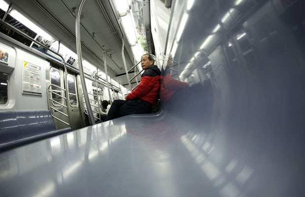 Passageiro pega o último trem da linha 4 do metrô de Nova York na noite deste domingo (28). linhas foram paralisadas antes da chegada do furacão Sandy (Foto: Lucas Jackson/Reuters)