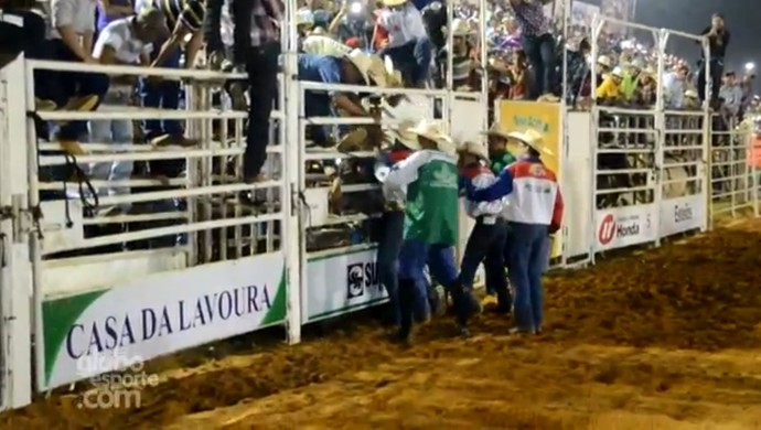 Vanicelio Paiva caiu em brete com touro dentro e escapou ileso em rodeio da Expoacre 2015 (Foto: Reprodução/GloboEsporte.com)
