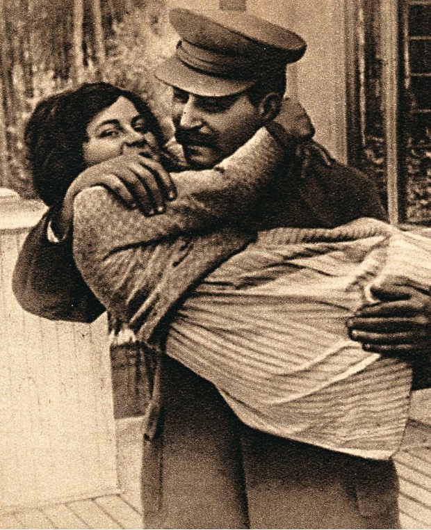 PAI COREUJA Stálin com sua filha, Svetlana, em 1936.  O líder da União Soviética a chamava de “Chefinha” e “Pardalzinho” (Foto: AP)