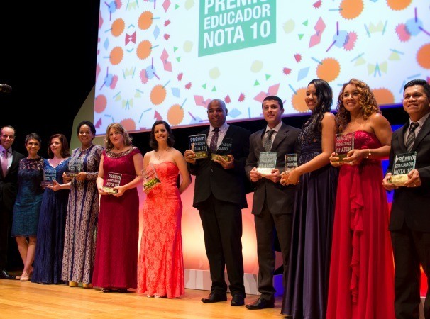 Na foto, ganhadores da edição de 2015 recebem o prêmio  (Foto: (Foto: Divulgação/Amanda Freitas))