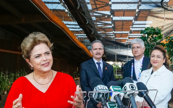 Presidente Dilma Rousseff, concede entrevista coletiva durante visita ao Pavilhão Brasil na Expo Milão 2015, acompanhada de ministros (Foto: Roberto Stuckert Filho/PR)