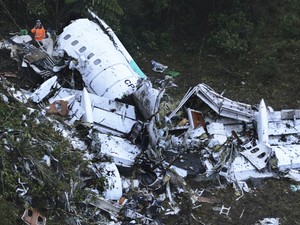 Destroços do avião que levava a Chapecoense são vistos perto de Medellín, na Colômbia (Foto: Luis Benavides/AP)
