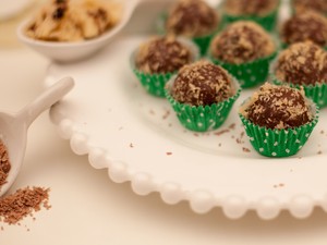 Brigadeiro feito com cocotone, uma forma diferente de comer panetone (Foto: Divulgação/Bauducco)