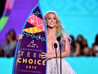 Britney Spears arrasa com vestido decotado em premiação nos EUA