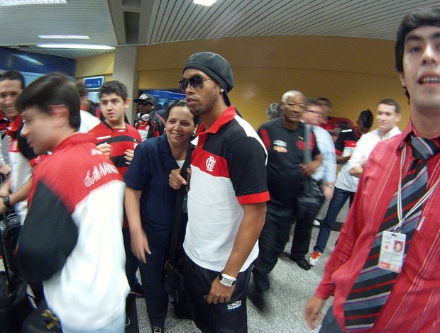 Ronaldinho chegada Paraguai (Foto: Alexandre Vidal / Fla imagem)