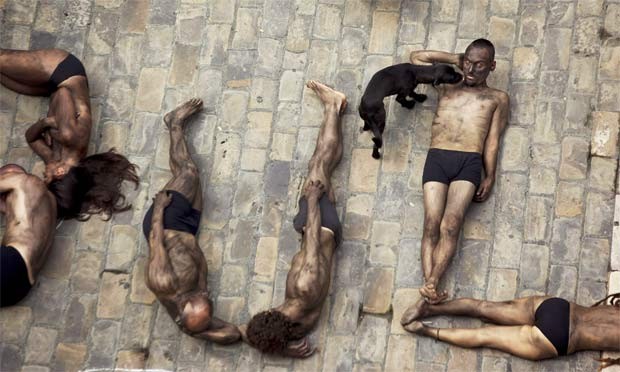 Grupo faz protesto contra a tourada nesta quinta (5) na Espanha. Os manifestantes se pintaram de vermelho e preto e formaram a frase ‘parem com a tourada’. No dia 6, o festival de tourada San Fermin começa em Pamplona, durando uma semana (Foto: Reuters)