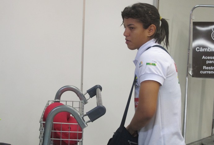Sarah Menezes desembarca no Rio depois de não se sair bem no Mundial (Foto: Thales Soares)