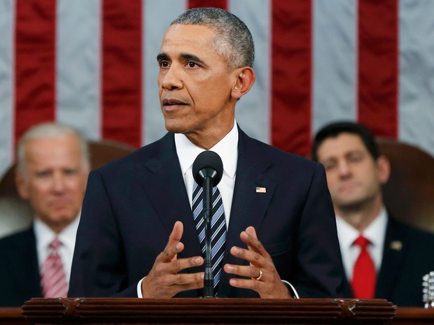 Tendo ao fundo o vice-presidente Joe Biden (esquerda) e o presidente do Congresso, Paul Ryan, o presidente dos EUA, Barack Obama, faz o discurso do Estado da União, em Washington, na terça (12) (Foto: Reuters/Evan Vucci/Pool)