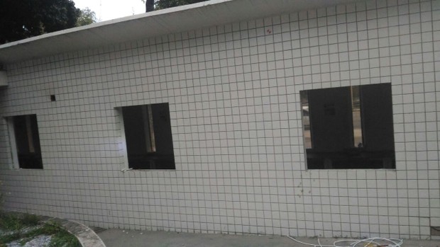 Sem segurança suficiente no complexo, janelas da bilheteria 1 do Maracanã foram levadas