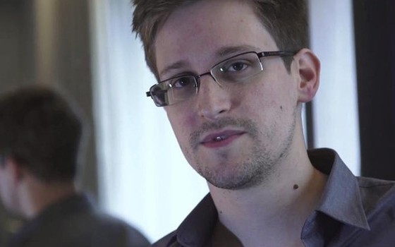 Edward Snowden, ex-agente da CIA, revelou os programas de vigilância secreta do governo norte-americano (Foto: THE GUARDIAN/Glenn Greenwald/Laura Poitras)