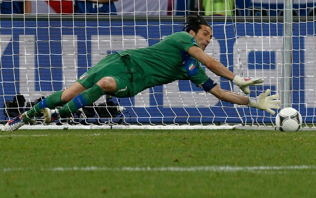 buffon penaltis itália x inglaterra (Foto: AP)