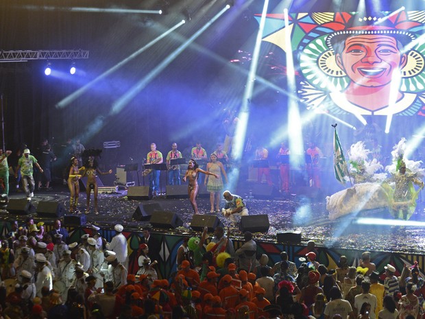 Escola botou o povo pra sambar, com direito a casal de mestre-sala e porta-bandeira no palco (Foto: Luka Santos / G1)