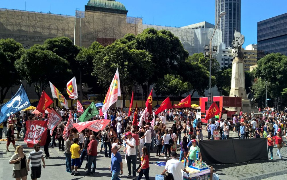 Manifestantes se reúnem na Cinelândia em protesto contra reformas do governo federal (Foto: Carlos Brito/G1)