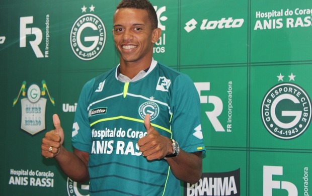 William Matheus, novo lateral do Goiás (Foto: Fernando Vasconcelos / Globoesporte.com)