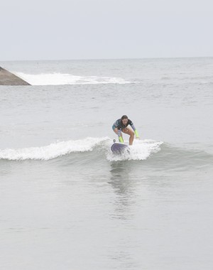Fabiula se equilibra na prancha de surfe (Foto: Artur Meninea/ TV Globo)