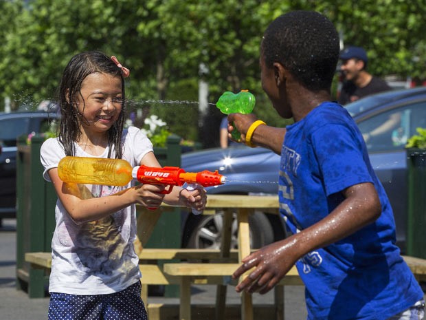   Crianças fazem guerra de pistola de água em Bruxelas, na Bélgica, nesta sexta-feira (3), em meio a onda de calor  (Foto: Reuters/Yves Herman)