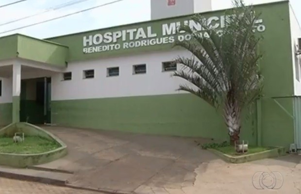 Jovem que sobreviveu foi transferida do Hospital Municipal de Pires do Rio (Foto: Reprodução/TV Anhanguera)