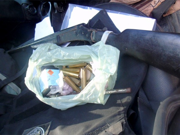 Espingarda, revólver e drogas foram apreendidas durante a segunda fase da operação 'Arecê' (Foto: Divulgação/Polícia Civil)