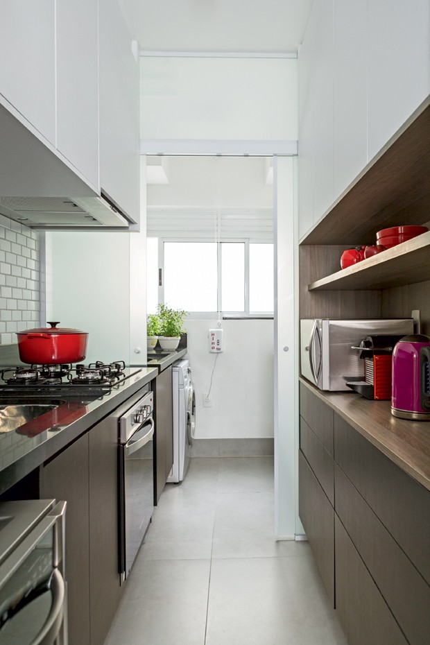 Cozinha | Estreita, tornou-se mais iluminada após a substituição da parede por uma porta de correr, feita de vidro translúcido. Na área molhada, cerâmica Liverpool, da Portobello. No piso, porcelanato Loft SGR, da Portinari (Foto: Edu Castello/Editora Globo) Cozinha | Estreita, tornou-se mais iluminada após a substituição da parede por uma porta de correr, feita de vidro translúcido. Na área molhada, cerâmica Liverpool, da Portobello. No piso, porcelanato Loft SGR, da Portinari (Foto: Edu Castello/Editora Globo)