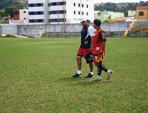 Técnico do Itaúna Júnior conversando com atacante da equipe (Foto: Cleber Corrêa/GLOBOESPORTE.COM)