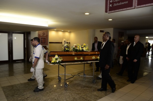 Corpo de Yoná Magalhães segue para cremação (Foto: Roberto Teixeira / EGO)