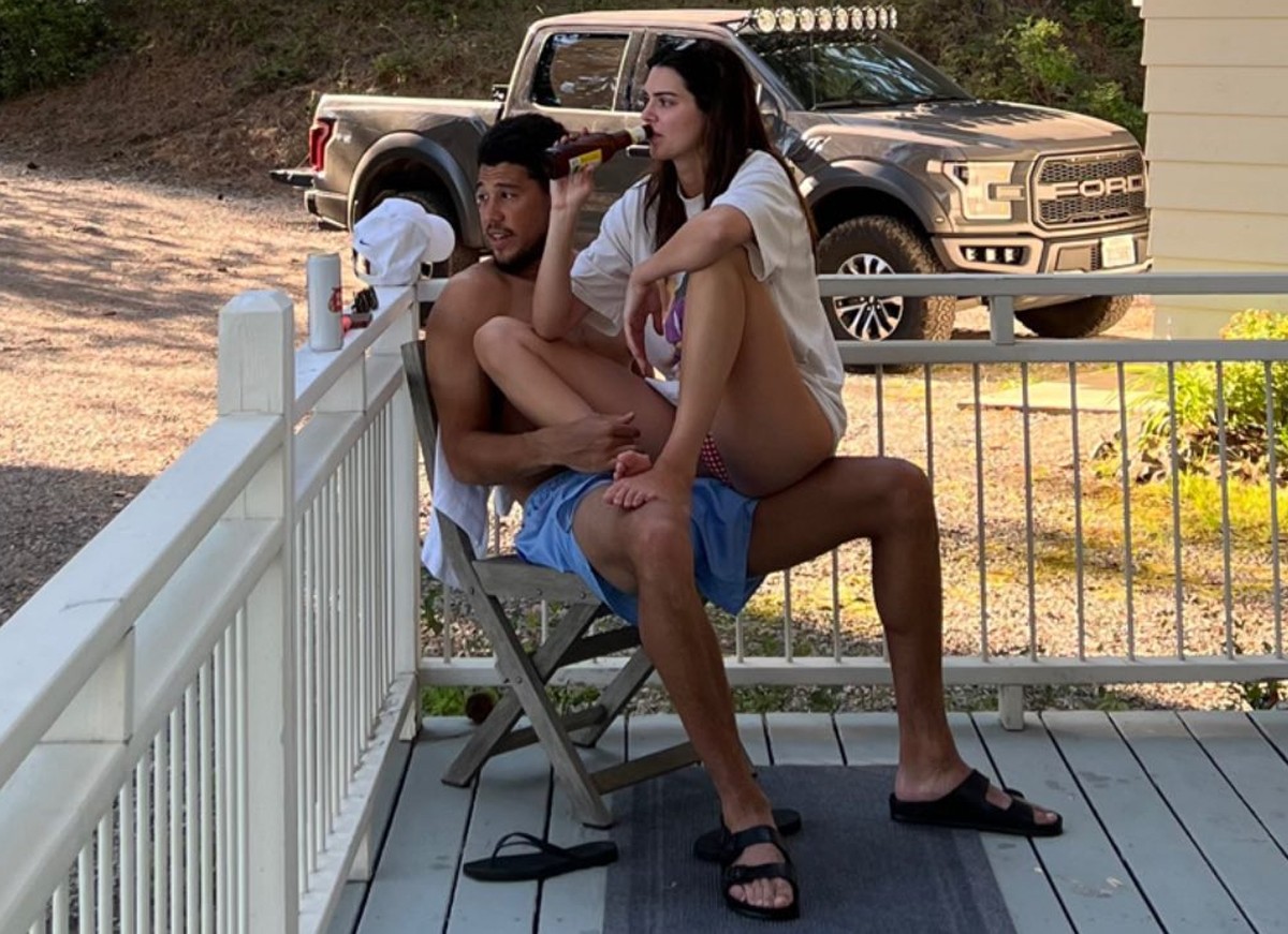 Kendall Jenner posa sentada no colo de Devin Booker, jogador da NBA (Foto: Reprodução / Instagram)