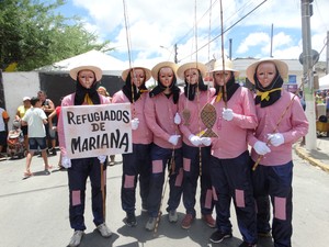 Grupo de amigos aproveitou folia dos papangus como refugiados de Mariana (Foto: Joalline Nascimento/ G1)
