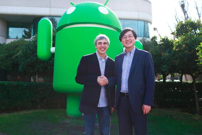 CEO do Google, Larry Page e CEO da Lenovo fecham acordo da compra da Motorola na sede da empresa (Foto: Reprodução/Twitter) CEO do Google, Larry Page e CEO da Lenovo fecham acordo da compra da Motorola na sede da empresa (Foto: Reprodução/Twitter)