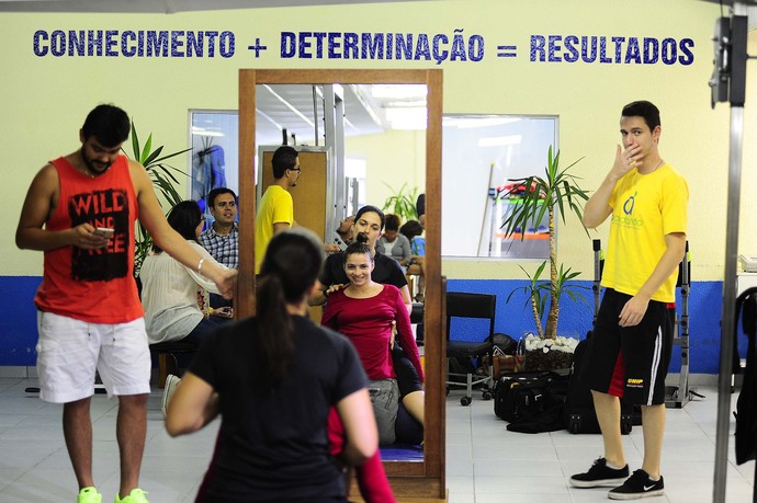 Lais Souza na fisioterapia (Foto: Marcos Ribolli)