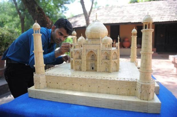 O artista indiano Shaikh Salimbhai finalizou em 2011 uma réplica do Taj Mahal feita com palitos de fósforo na cidade de Ahmedabad. Salimbhai usou cerca de 75 mil palitos de fósforo e levou um ano e 19 dias para criar a réplica do famoso monumento indiano. (Foto: Sam Panthaky/AFP)