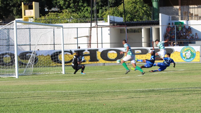 Altos x CSA - lance do gol de Ricardo Maranhão (Foto: Stephanie Pacheco)
