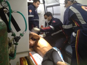 Uma das vítimas foi socorrida para o Hospital de Emergência e Trauma de João Pessoa (Foto: Walter Paparazzo/G1)