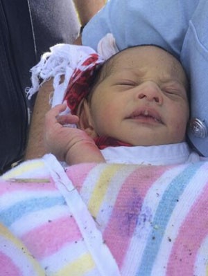 Foto divulgada pela polícia australiana mostra bebê recém-nascido que foi encontrado abandonado em um bueiro neste domingo (23) (Foto: NSW Police/AP)