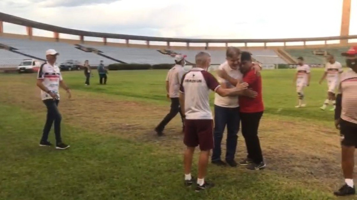 Wallace Lemos chora após vitória do River PI sobre o Fluminense PI