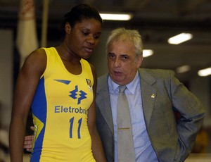 Técnico Antonio Carlos Barbosa com Silvia Cristina na Seleção Brasileira de basquete (Foto: Divulgação / Wander Roberto / CBB)