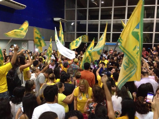 Militantes lotam saguão do aeroporto de Rio Branco para receber Marina (Foto: Caio Fulgêncio/ G1) Militantes lotam saguão do aeroporto de Rio Branco para receber Marina (Foto: Caio Fulgêncio/ G1)