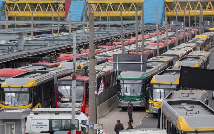 Paralisação de motoristas e cobradores de ônibus, na manhã desta terça-feira (12), no Terminal Dom Pedro II, em São Paulo