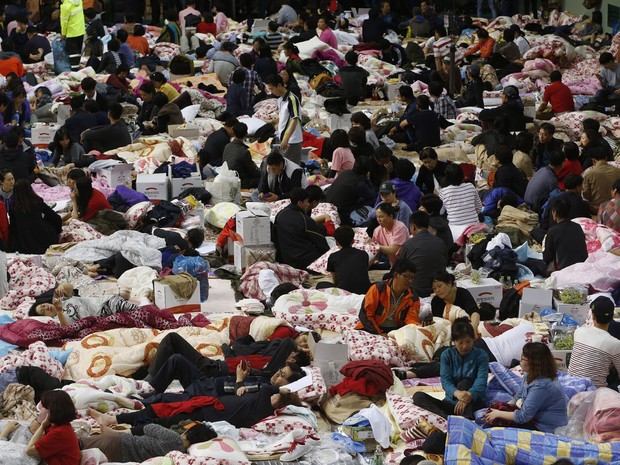 Parentes se amontoam em ginásio de Jindo à espera de notícias da vítimas do naufrágio  (Foto: Kim Hong-Ji /Reuters)