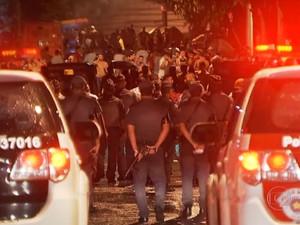 PM usa bombas de gás em confronto com foliões na Vila Madalena (Foto: Reprodução/TV Globo)